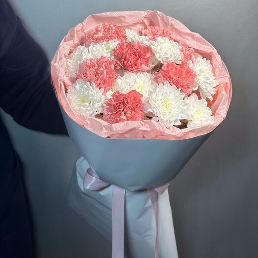 Delicate bouquet of chrysanthemums and dianthuses