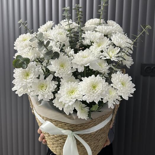 Композиция из 9 веток хризантем в кашпо