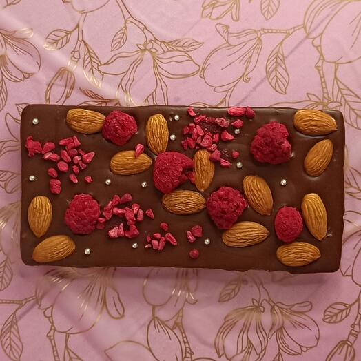 Молочный шоколад ручной работы с малиной и миндалём