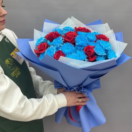 ¡La PERFECCIÓN es un Ramo Inusual! Crisantemos azules Holanda, rosas escarlatas Ecuador