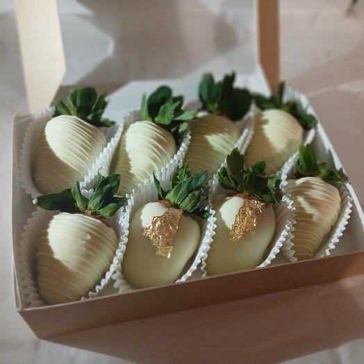 Strawberries in white chocolate 2