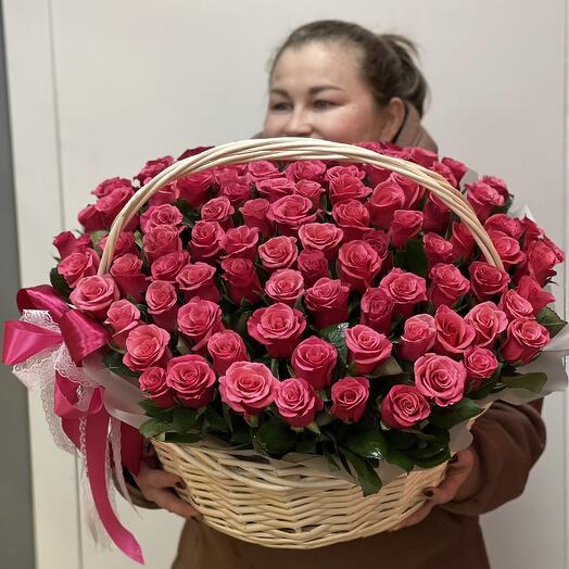 Корзина с малиновыми розами