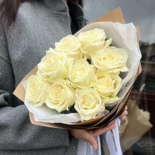 9 белых роз в крафт