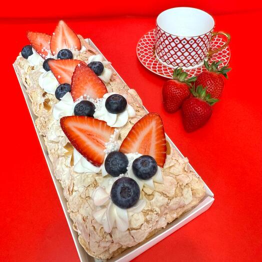 Рулет с клубникой и голубикой