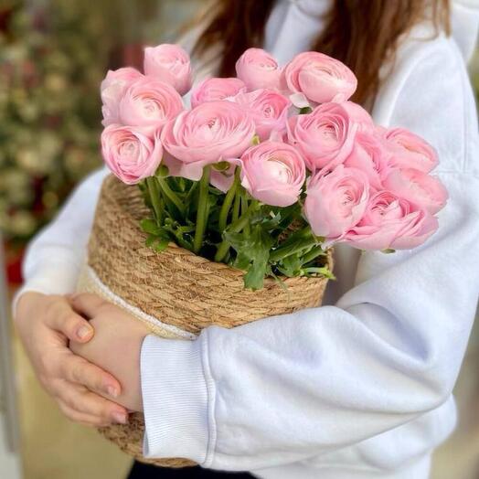 Корзина с 29 розовыми нежными ранункулюсами от Love is