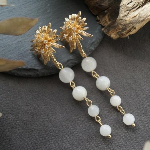 Длинные серьги-гвоздики с лунным камнем