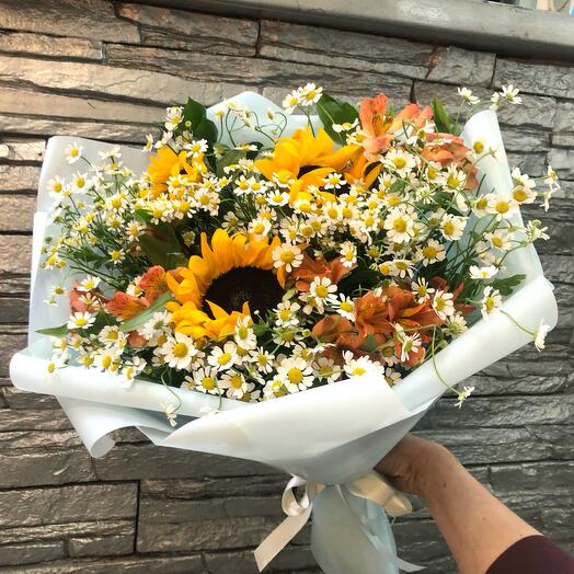Полевой букет с подсолнухами и ромашками