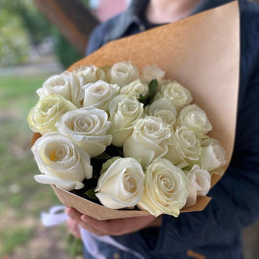19 белых роз