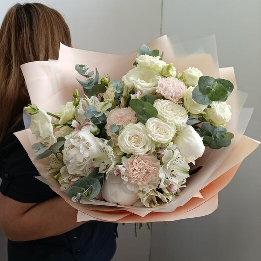 Букет из пионов, диантуса, кустовой пионовидной розы, альстромерии, эустомы, эвкалипта