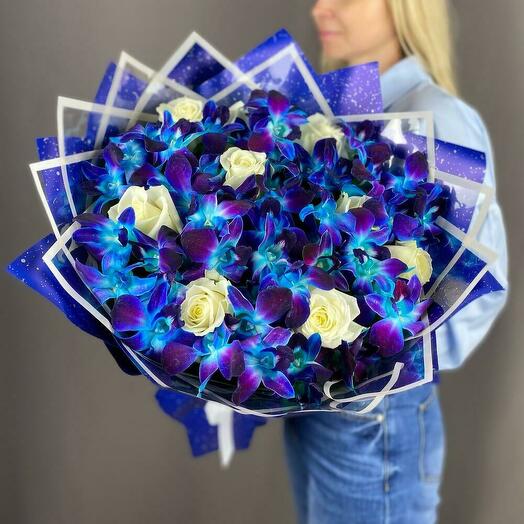 Яркий стильный букет с синей орхидеей дендробиум и белой розой