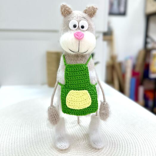 Мягкая вязаная игрушка на проволочном каркасе «Кот в переднике»