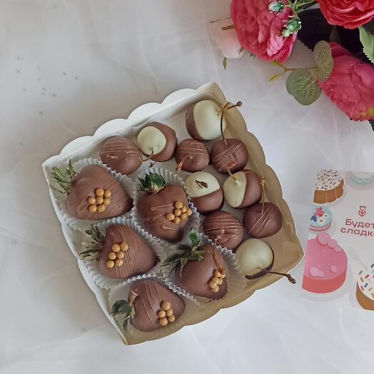 Клубника и черешня в шоколаде
