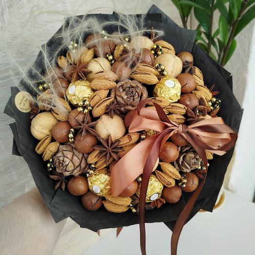 Стильный ореховый букет с конфетами Ferrero Rocher, кедровыми шишками, бантом и ковылём (М)