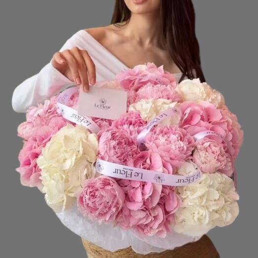 Летнее вдохновение  корзина с гортензиями и пионами