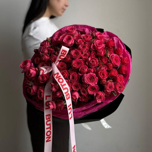 Букет "23 веток малиновых кустовых роз"