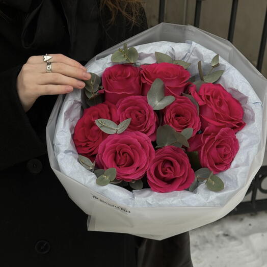 Стильный букет 9 роз с эвкалиптом