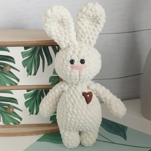 Плюшевый зайчик с сердечком ручной работы