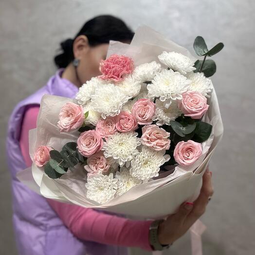 Букет с кустовыми розами и хризанмами