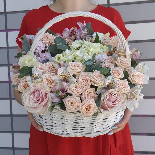 Корзина с цветами (гортензия, кустовые розы, альстррмерия)
