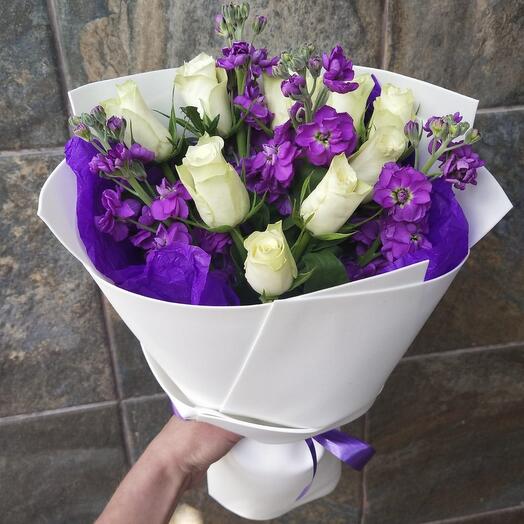 Розы с маттиолой(сирень)