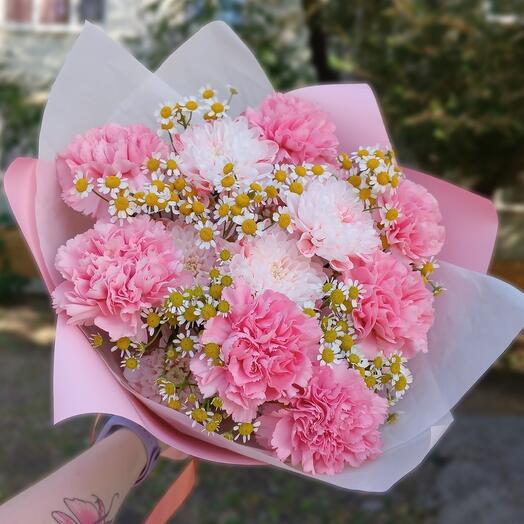Розовые диантусы с ромашками
