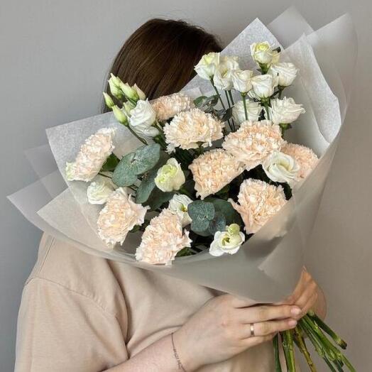 Стойкий букет с эустомой, дианутсами и эвкалиптом. VKF63