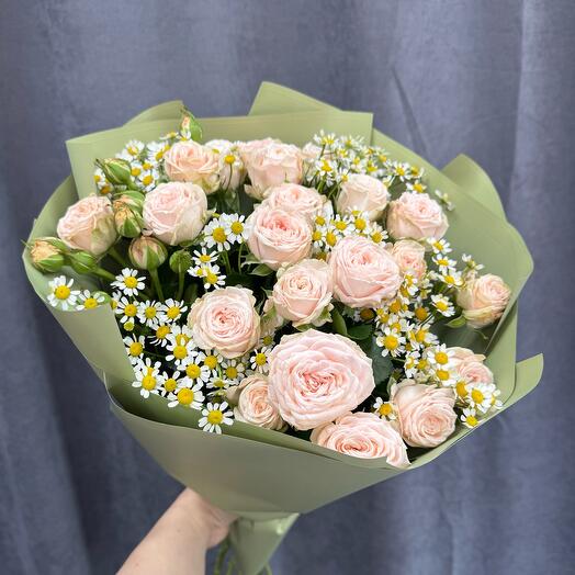 Mono bouquet of spray roses and chamomile "Letter from Summer"