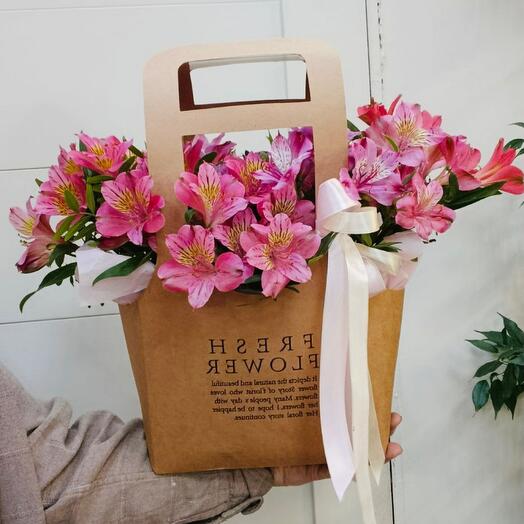 Стильная сумочка с альстромерией