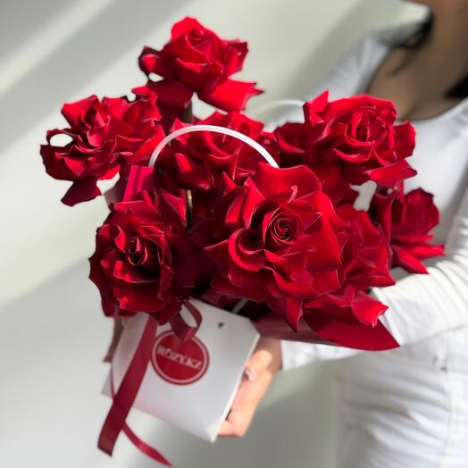 Композиция из 9 красных роз в сумочке