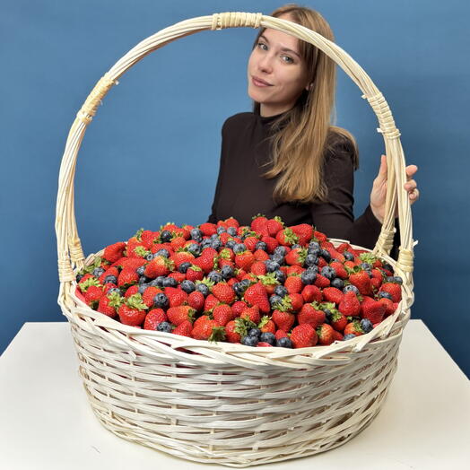 Огромная корзина клубники и голубики 15000гр