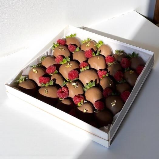 Подарочная коробка «Искренний подарок» с клубникой в шоколаде