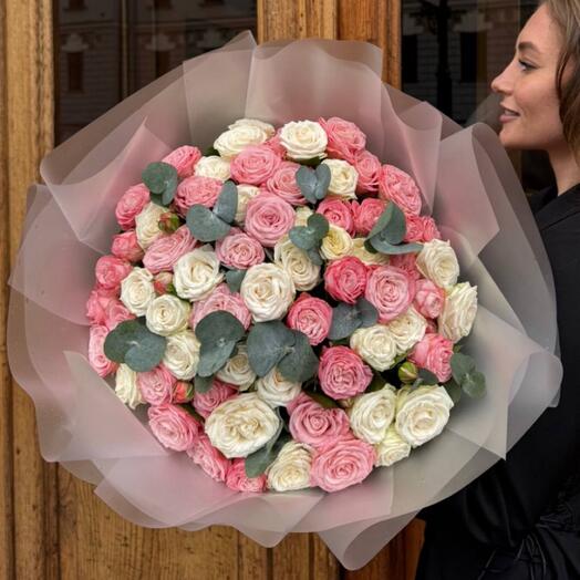 Букет из кустовых роз 51 шт и эвкалипта