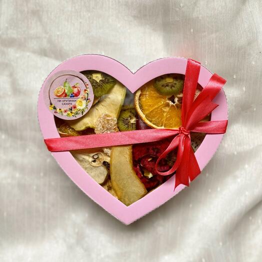 Фруктовые чипсы в коробке-сердечке. Набор на 14 февраля День Святого Валентина