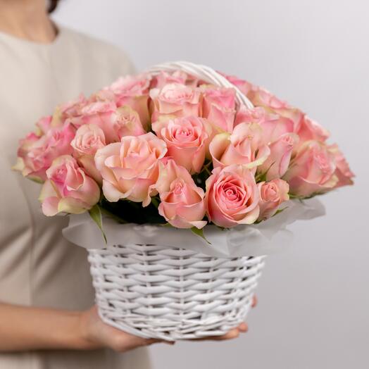 51 розовая с кремовым роза Bellerose в корзине