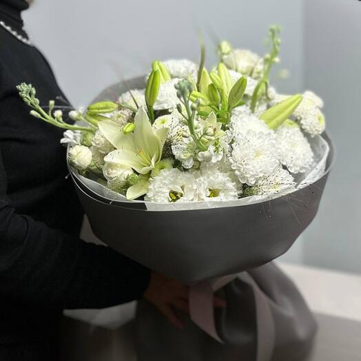 Букет цветов для мамы ,из лилий , белых хризантем,кустовой белой розы,эустома и белой маттиолы