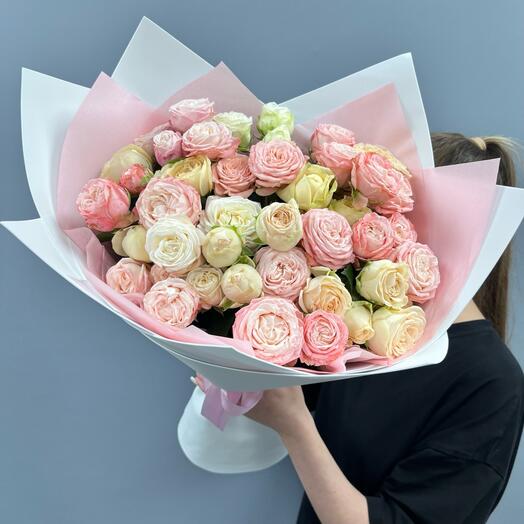 Букет из 15 кустовых Пионовидных роз в упаковке
