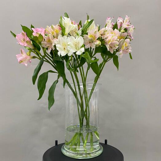 Интерьерная композиция из альстромерий с вазой