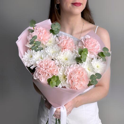 Букет хризантема, эвкалипт и диантус розовый