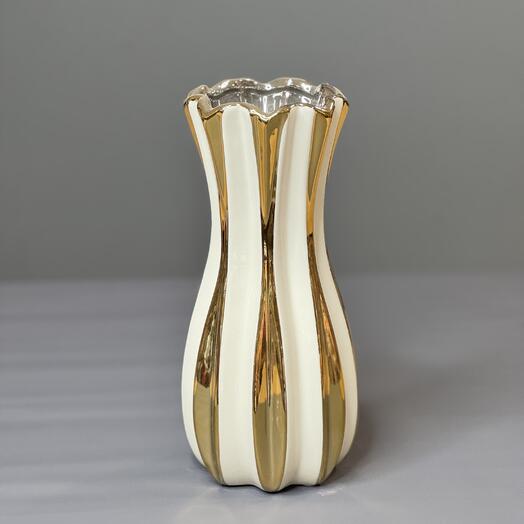 Ваза с золотыми полосами