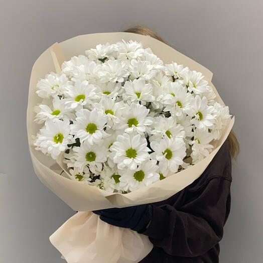 Букет из белых ромашковых кустовых хризантем