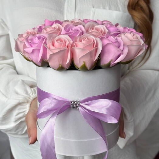 Букет из мыльных роз в шляпной коробке