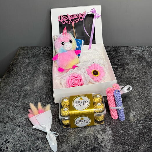 Подарочный набор с шоколадом, минибукетом, свечами, игрушкой и мылом