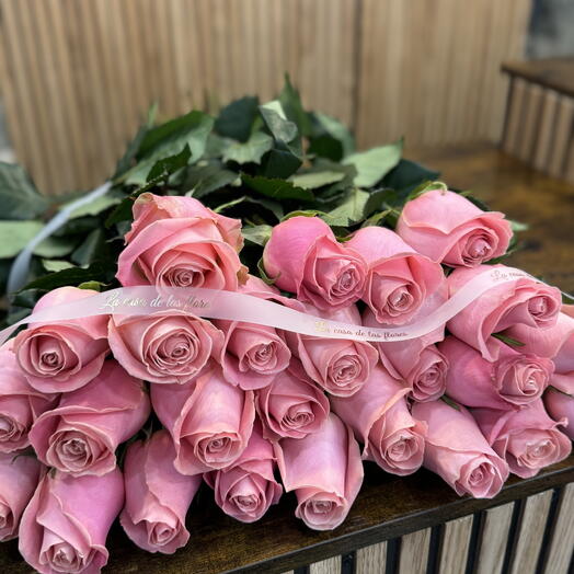 25 rosas rosas atadas con una cinta