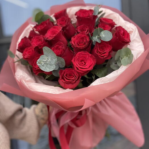 Классическая красная Роза сорта «Родос» 21 шт с эвкалиптом