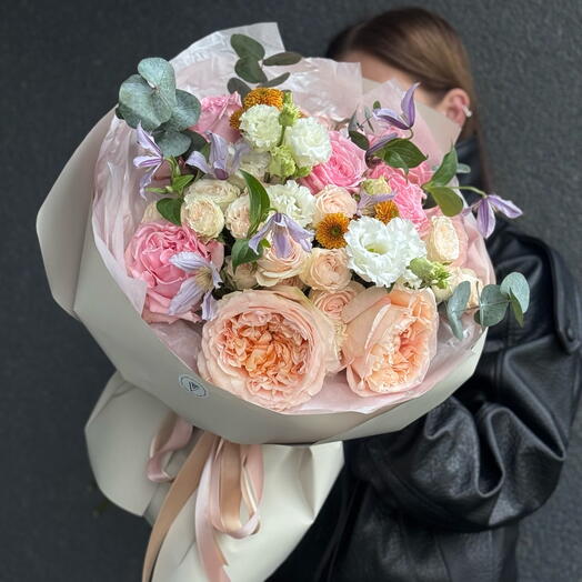 Нежный букет с пионовидными розами, эустомой и клематисом