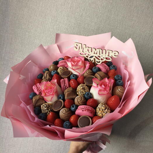 Букет из клубники, конфет, роз любимой маме
