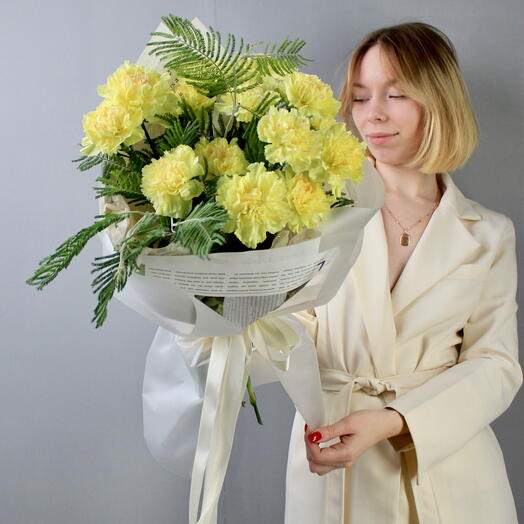 Монобукет из солнечных диантусов с зеленью мимозы