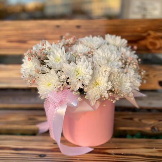 Нежная коробка с хризантемами и гипсофилой «Воздушная гармония»