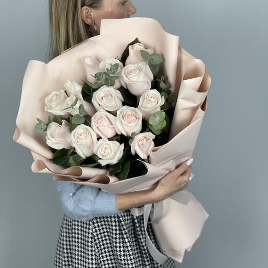 Букет из 15 премиальных нежно розовых роз 60см. с эвкалиптом (11)
