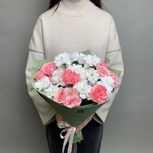 Букет из кустовых роз, диантусов и хризантемы кустовой (S) (221)